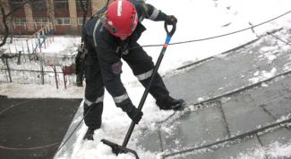 Картинка по теме - как убирать снег с крыши