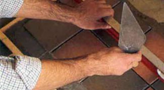 Картинка по теме - как укладывать плитку на деревянный пол