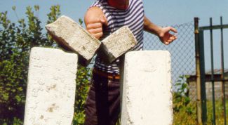 Картинка по теме - как разбивать кирпичи рукой