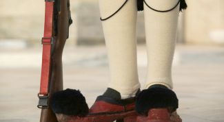 Картинка по теме - как сделать из ниток бубенчик