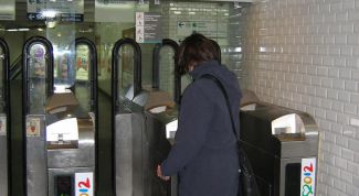 Картинка по теме - как проходить через турникет