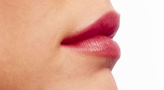 Картинка по теме - как сделать меньше нос с помощью макияжа