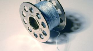 Картинка по теме - как заправить шпульку