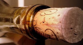 Картинка по теме - как засунуть пробку в бутылку