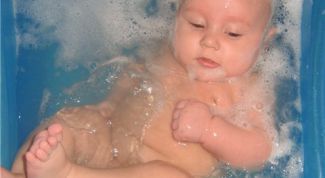 Картинка по теме - как держать ребенка при купании