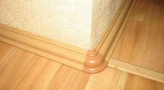Картинка по теме - как прибить пластиковый плинтус