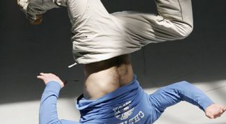 Картинка по теме - как научиться крутиться на голове