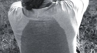 Картинка по теме - как избавиться от пятен на одежде от пота