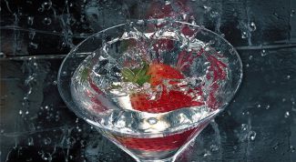 Картинка по теме - как приготовить коктейль из шампанского с клубникой