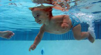 Картинка по теме - как научить младенца плавать