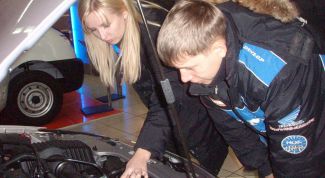 Картинка по теме - как открыть капот у машины