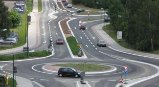 Картинка по теме - как проезжать перекрёстки с круговым движением