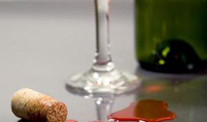 Картинка по теме - как отстирать пятна от вина