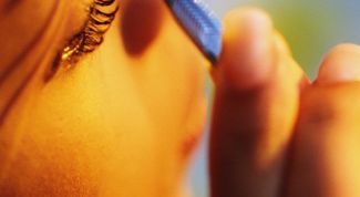 Картинка по теме - как мазать ресницы касторовым маслом