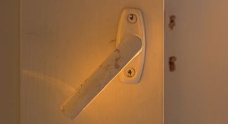 Картинка по теме - как открыть ручку двери