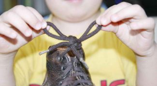 Картинка по теме - как научить завязывать шнурки