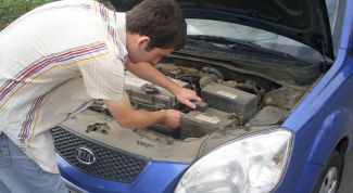 Картинка по теме - как заменить аккумулятор в машине