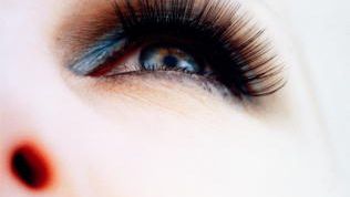 Картинка по теме - как приклеить реснички