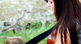 Картинка по теме - как крепить ремень к гитаре