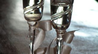 Картинка по теме - как украсить свадебные фужеры