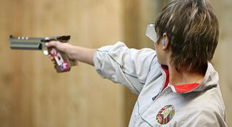 Картинка по теме - как держать пневматический пистолет