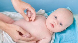 Картинка по теме - как купать новорожденного в большой ванне