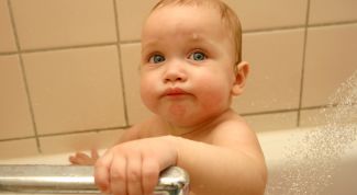 Картинка по теме - как держать ребенка при подмывании