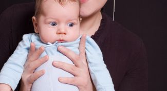 Картинка по теме - как брать ребенка на руки