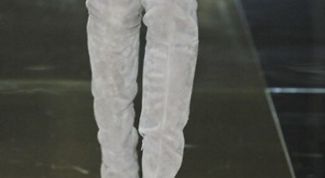 Картинка по теме - как почистить светлые замшевые сапоги