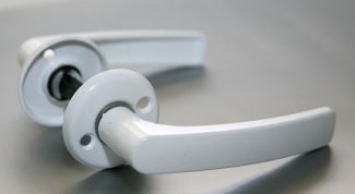 Картинка по теме - как врезать в дверь ручку