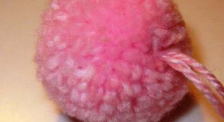 Картинка по теме - как вязать помпоны для шапки