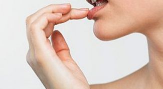 Картинка по теме - как лечить заеды на уголках губ