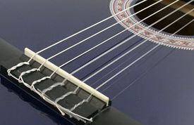 Картинка по теме - как вставить струну в гитару