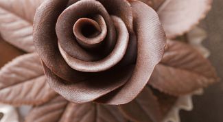 Картинка по теме - как украсить шоколадный торт