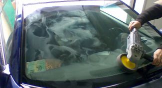 Картинка по теме - как удалить с лобового стекла царапины