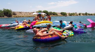 Картинка по теме - как удержаться на поверхности воды