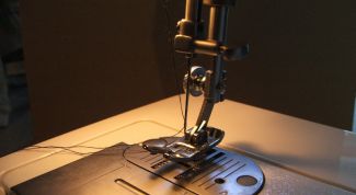 Картинка по теме - как заправить верхнюю нить