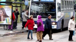 Картинка по теме - как обходить стоящий автобус