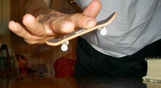 Картинка по теме - как делать кикфлип на фингере