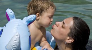 Картинка по теме - как научить ребенка плавать до года