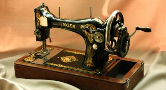 Картинка по теме - как заправить нитку в ручную швейную машинку