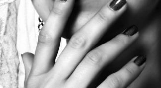 Картинка по теме - как красить ногти черным лаком