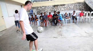 Картинка по теме - как поднять мяч