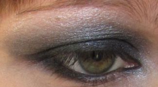 Картинка по теме - как наносить блестки на веки