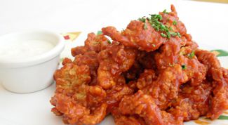 Картинка по теме - как приготовить хрустящие куриные крылышки с розовым соусом