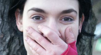 Картинка по теме - как понять по жестам, что человек врет