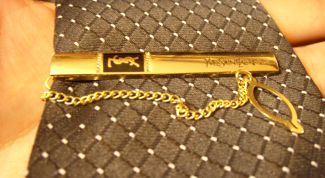 Картинка по теме - как надевать зажим для галстука