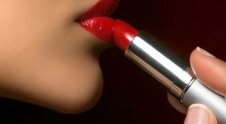 Картинка по теме - как наносить правильно помаду