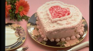 Картинка по теме - как украсить торт взбитыми сливками