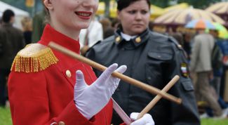 Картинка по теме - как научиться крутить барабанные палочки